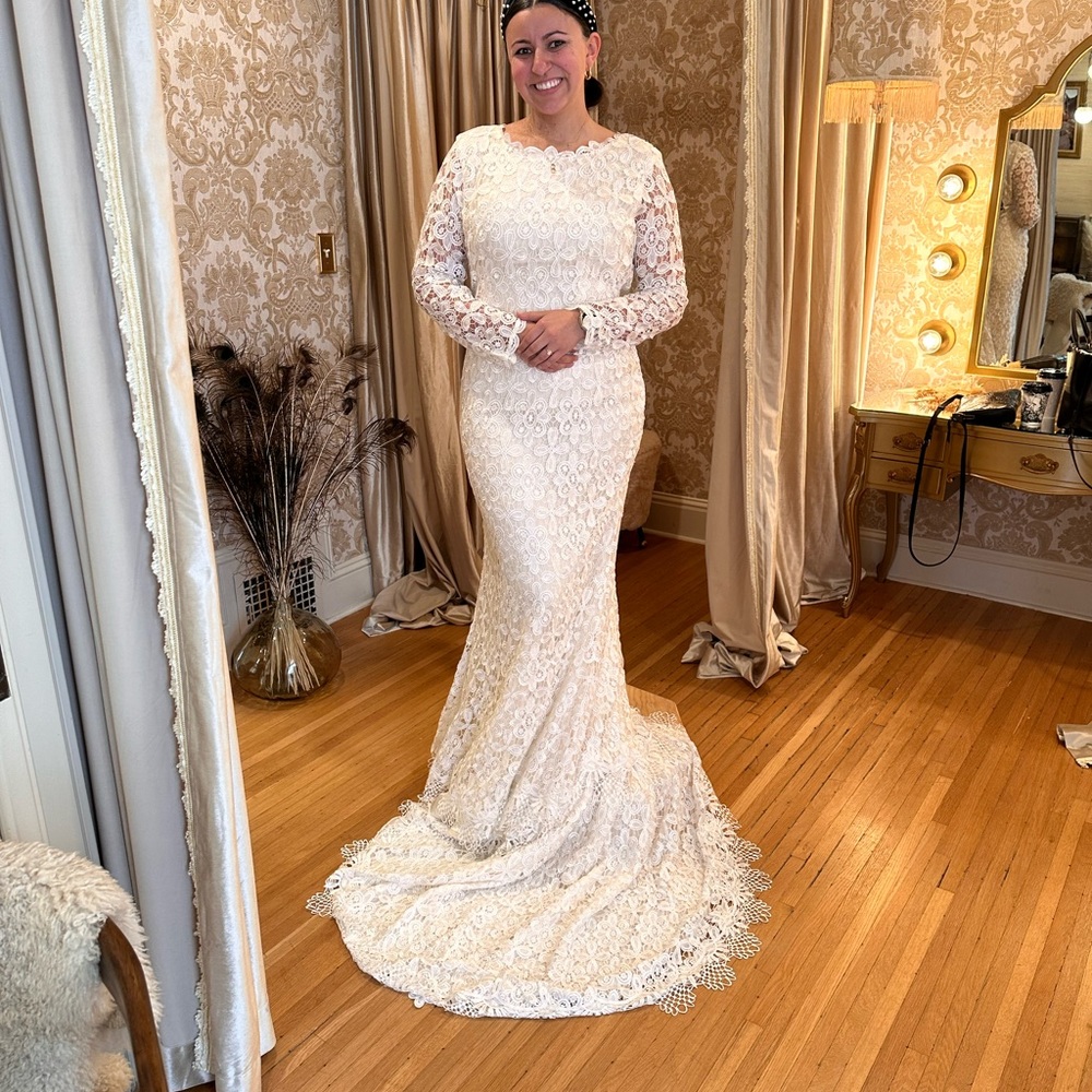 Daughters of Simone Lola Wedding Gown (XL)